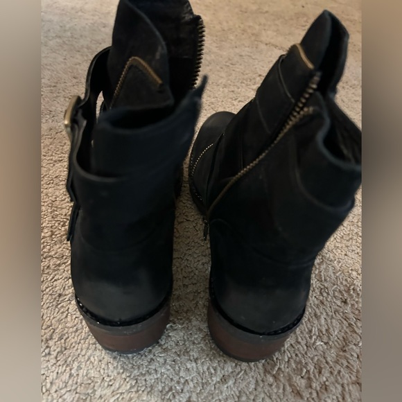 Women’s black booties - Picture 1 of 3